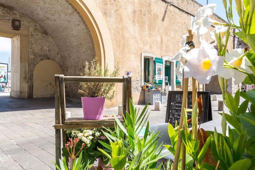 Appartement Authentique Situe En Plein Centre D'Antibes Esterno foto